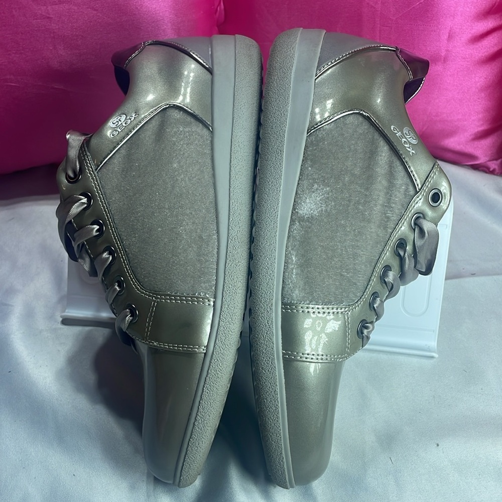 (A2) Geox Patent Velvet Lace
Women's Silver Fashion Comfort Sneakers Size 9 - Picture 11 of 11